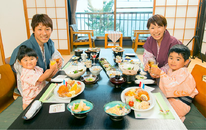 家族揃って部屋で食事