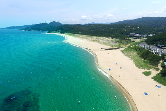 琴引浜のビーチを上空から見たところ