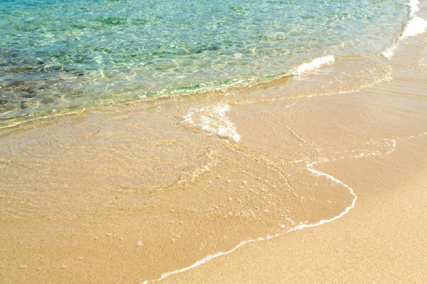 琴引浜の透明な水と波打ち際